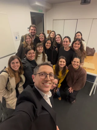 Aprendiendo juntos con los futuros especialistas 
Ayer tuve el privilegio de compartir una charla con médicos fellows en medicina reproductiva de cinco clínicas diferentes en Buenos Aires, sobre uno de los mayores desafíos de nuestra especialidad: personalizar el estímulo ovárico para los tratamientos de FIV
Analizamos cómo los pequeños detalles de cada paciente nos permiten tomar mejores decisiones y cómo herramientas innovadores como la corifolitropina alfa (ELONVA) pueden hacer un tratamiento más preciso y, al mismo tiempo, más amigable para quienes lo atraviesan.
Participar en la formación de la próxima generación de especialistas también implica transmitir una idea que considero esencial: en reproducción asistida no solo importa qué conseguimos, sino también cómo llegamos a ese resultado. 
El éxito ya no se mide únicamente en un embarazo o un bebé en casa, sino también en la calidad de la experiencia que ofrecemos a nuestras pacientes durante todo el proceso.
Muy agradecido a @organonlatam por el apoyo y compromiso con la educación médica de excelencia. 
¿Sabías que con solo 3 aplicaciones podrías tener tu estímulo ovarico completo? Cuéntame en los comentarios cómo fue tu experiencia con la medicación que te aplicaste en tu tratamiento de fiv ⤵️
#fiv #elonva #fertilidad #paciente #infertilidad